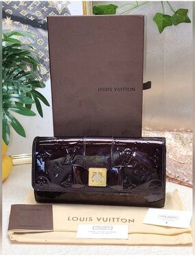 Louis Vuitton Amarante Monogram Vernis Sarah Noeud Wallet
